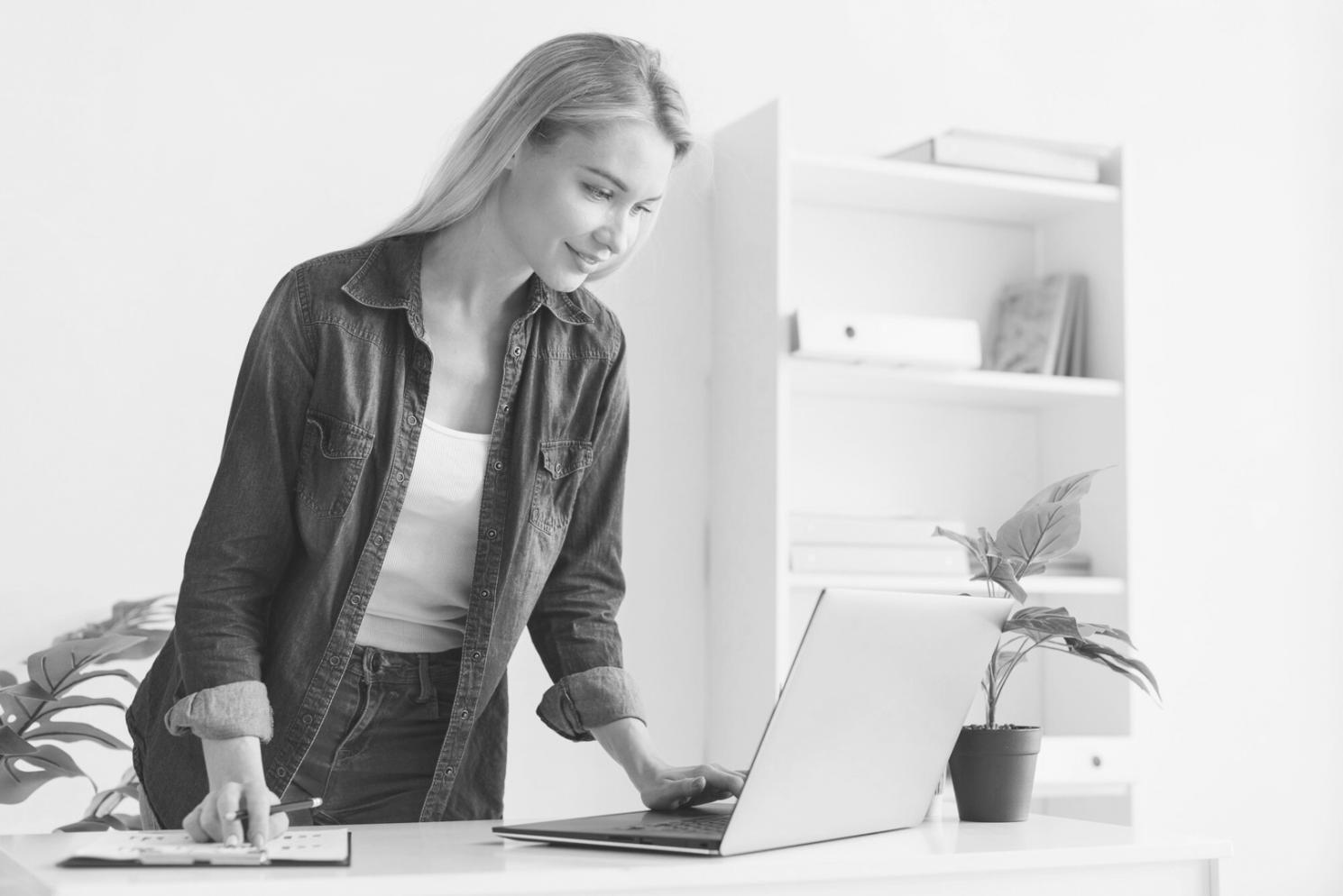 Persona analizando documentos financieros con calculadora y gráficos