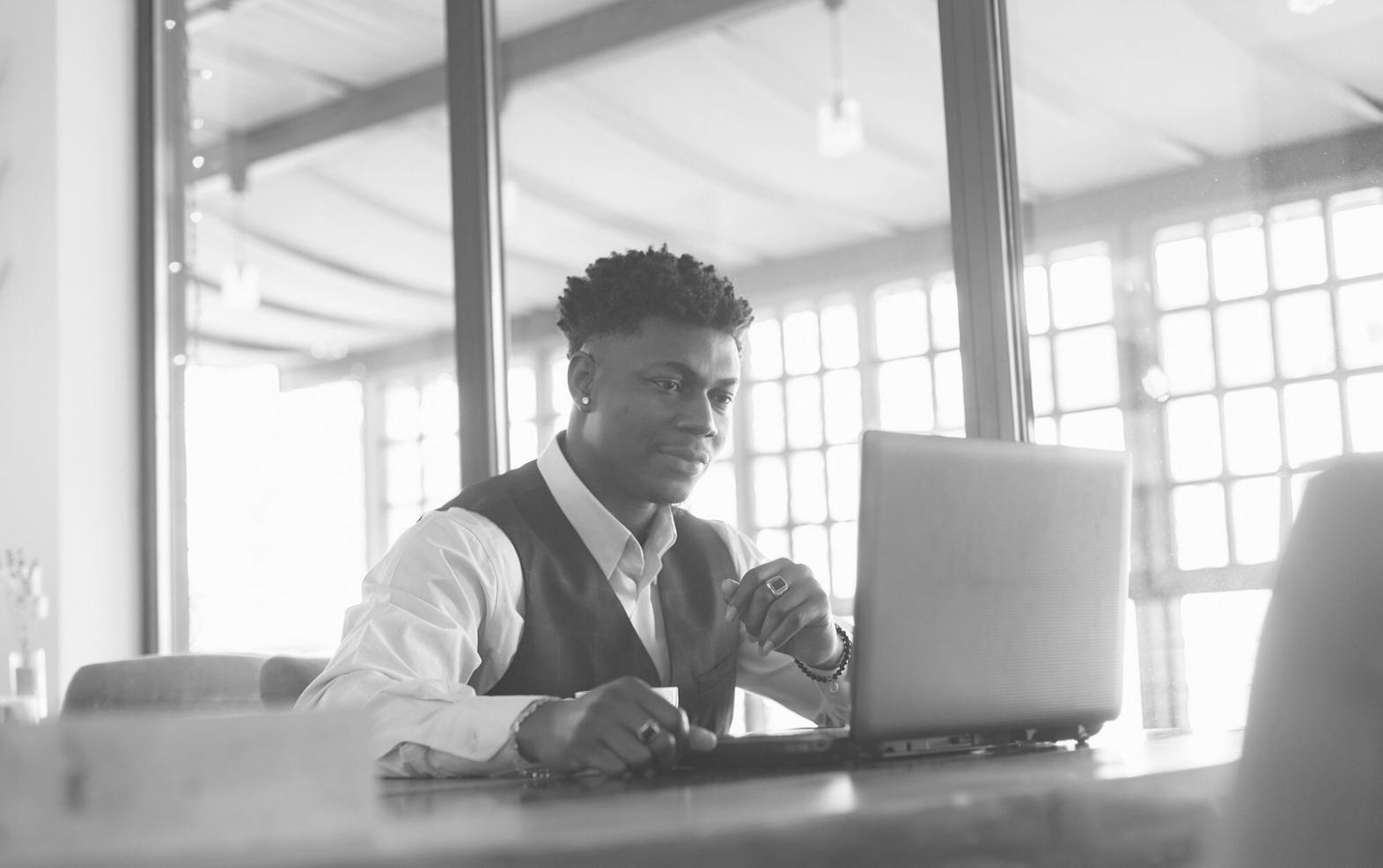 Trabajo colaborativo en oficina de quinelystora